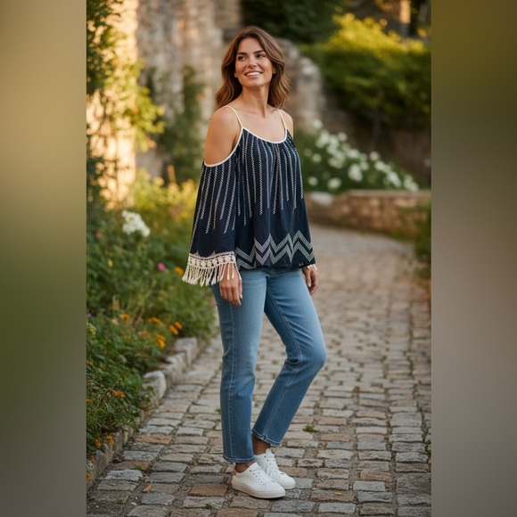 Stylebook Tops - 🍃Stylebook Navy Cold Shoulder Top